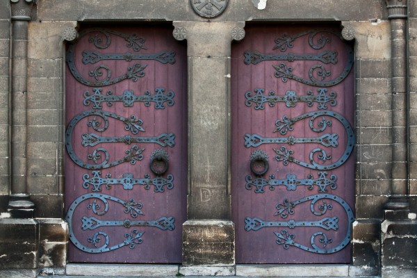 eingang zu einer kirche in caen - (c) l lammers.jpg